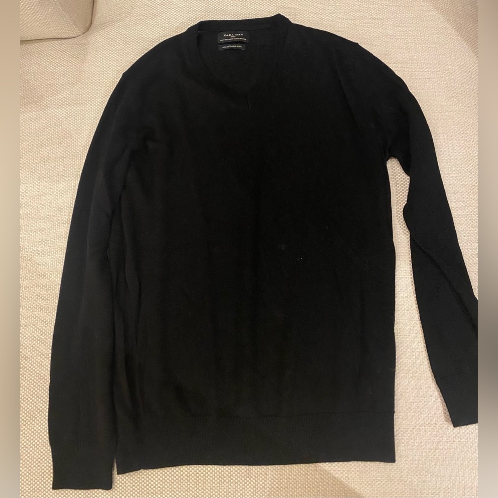 Stunning Extra Fine Wool Zara V-Neck Sweater (Black) - Size Small